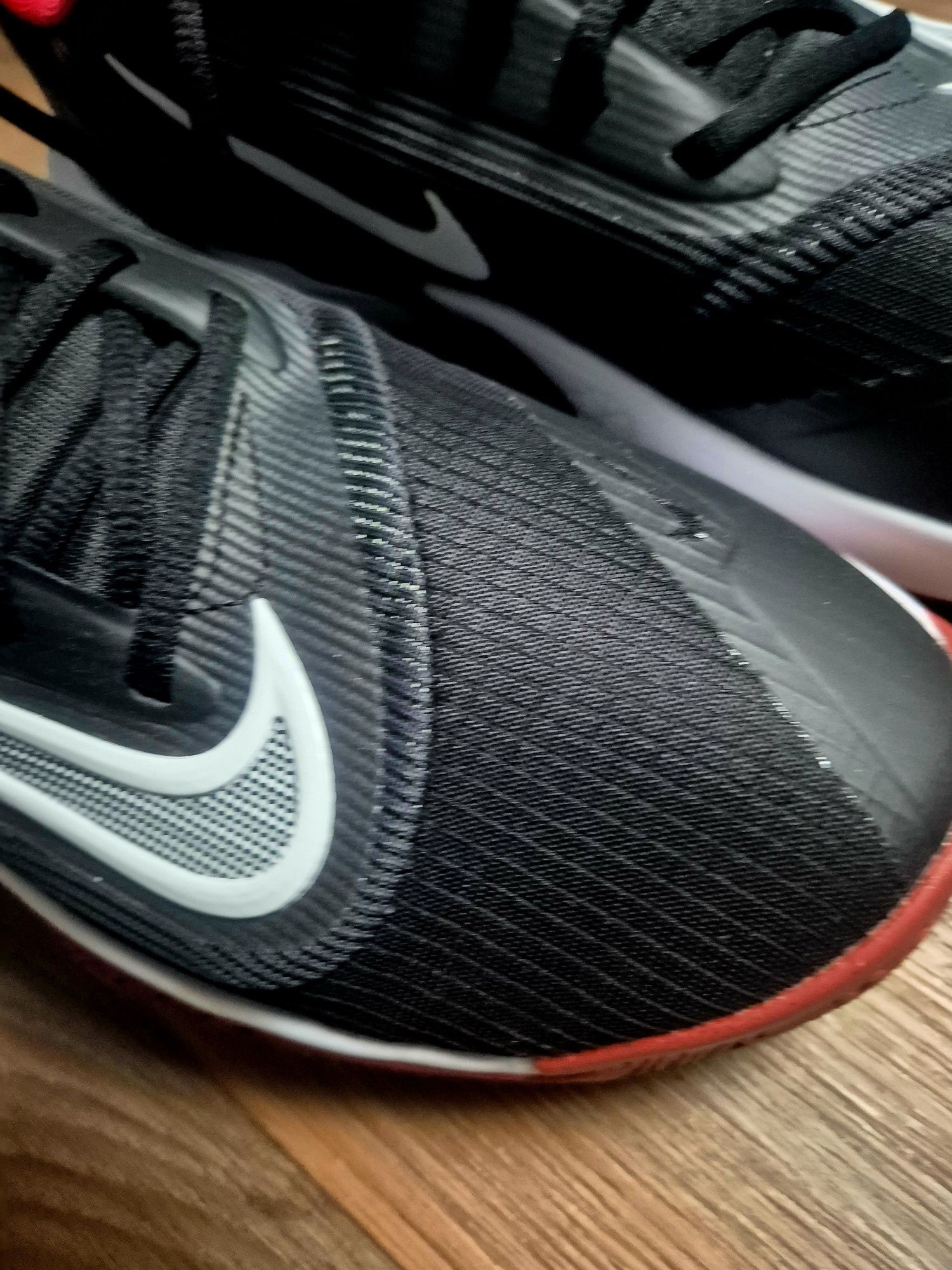 Nike buty koszykówka rozm.  42,5 nowe
Buty do koszykó