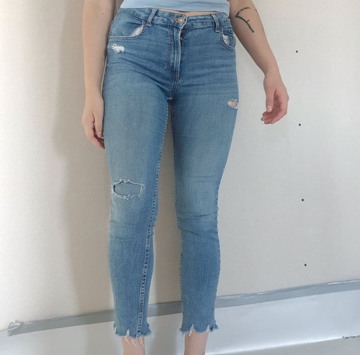 Skinny Jeansy z potarganymi nogawkami