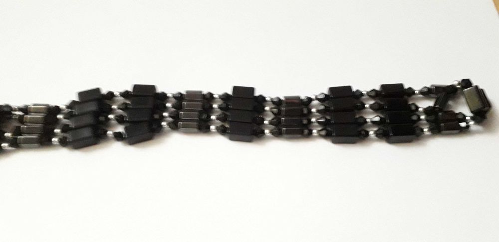 Nowy naszyjnik magnetyczny z czarnymi kamieniami Bijoux