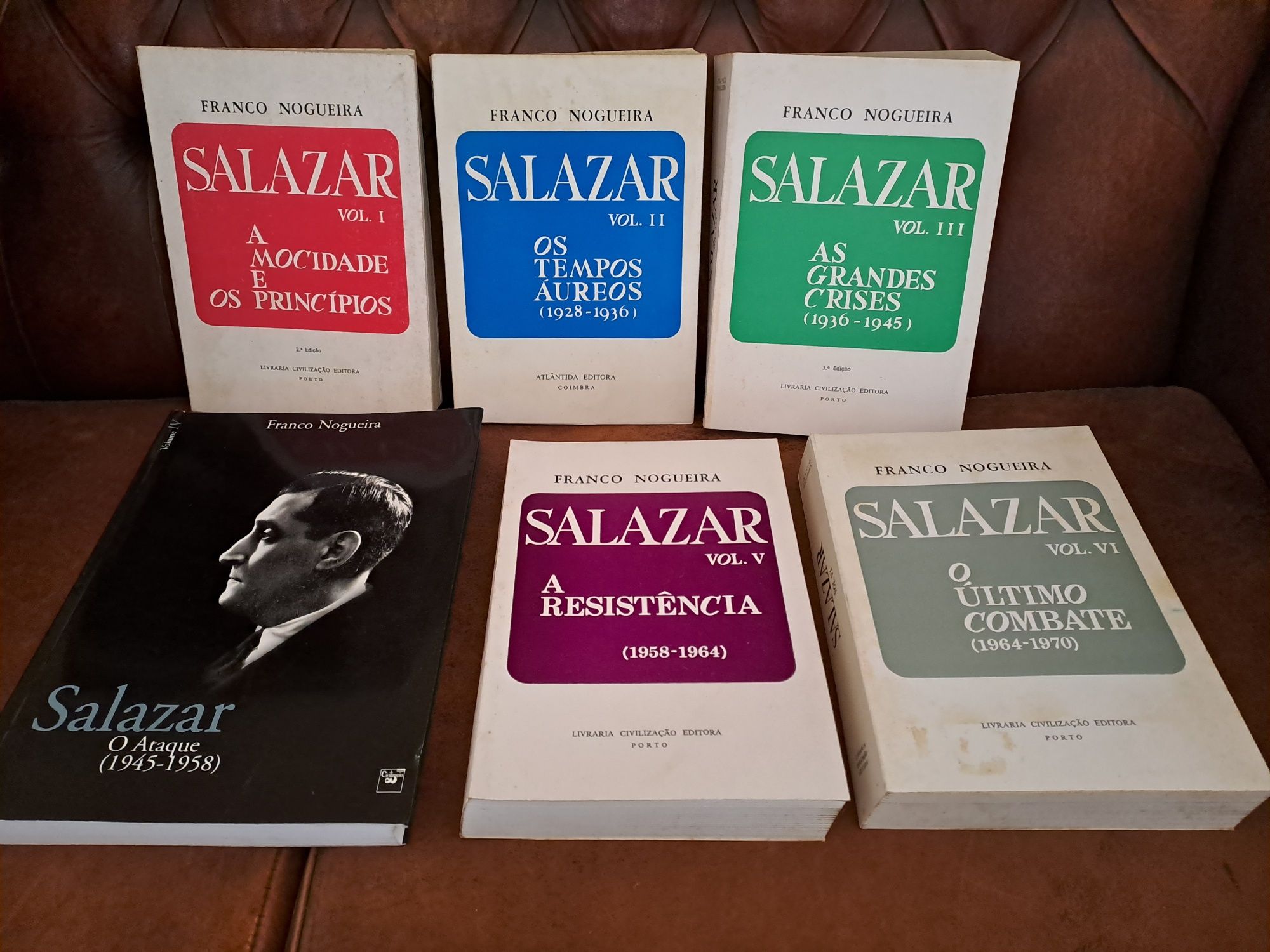 Vários livros sobre António Oliveira Salazar