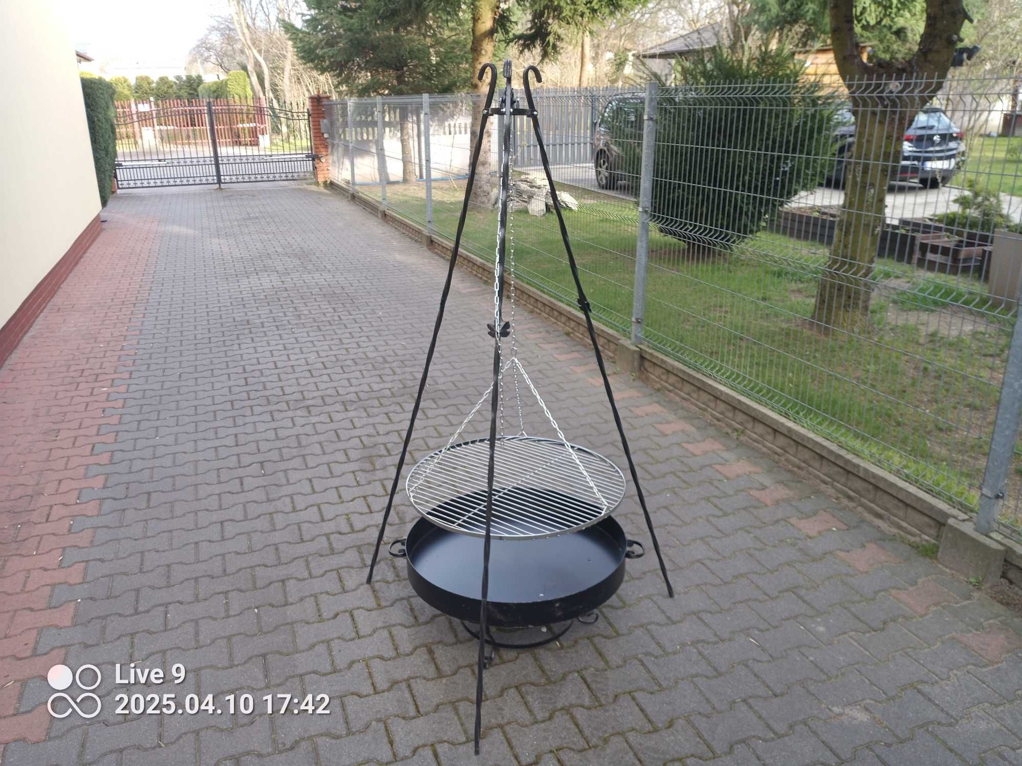 Grill ogrodowy wiszący na trójnógu