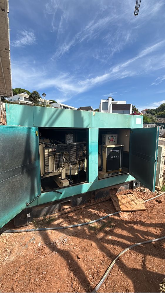 Gerador 100kva  trabalhando a 100% e com revisoes de manurenção em dia