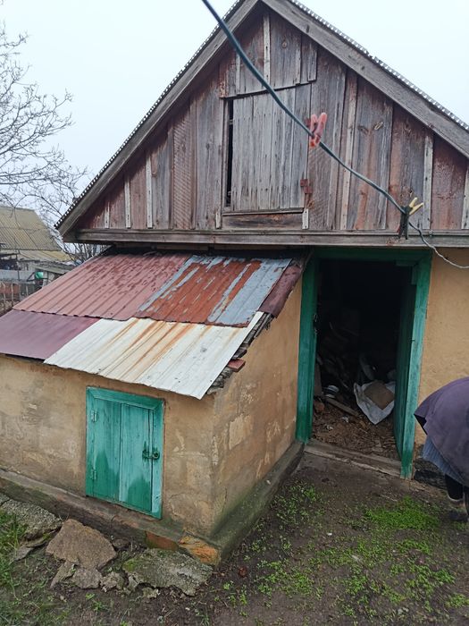 Продається хата ,  майже в центрі села.а