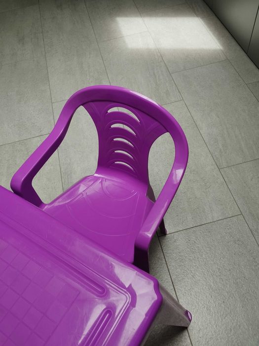 dziecięcy stolik i dwa krzesełka