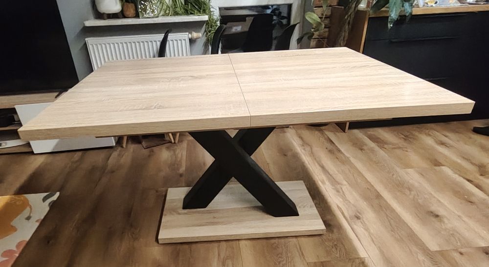 Stół do jadalni – dąb (okleina), czarna metalowa noga, rozkładany