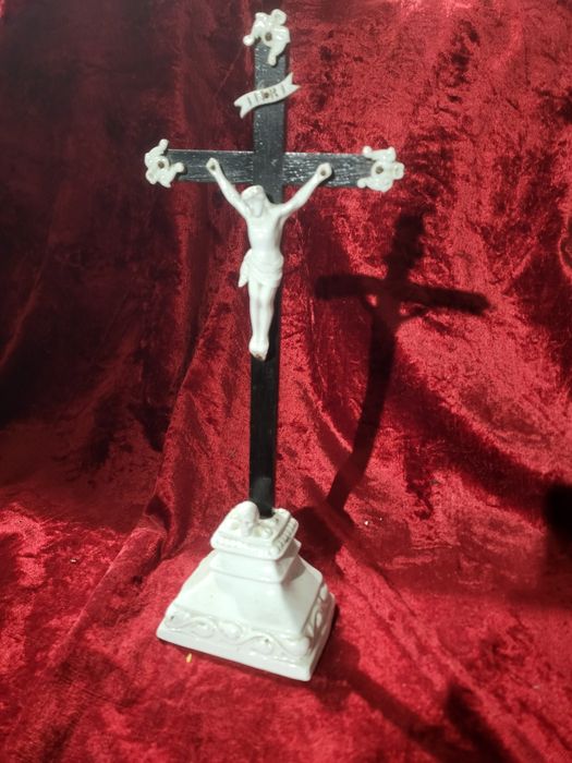 Porcelanowy krzyż dewocjonalia pasyjka