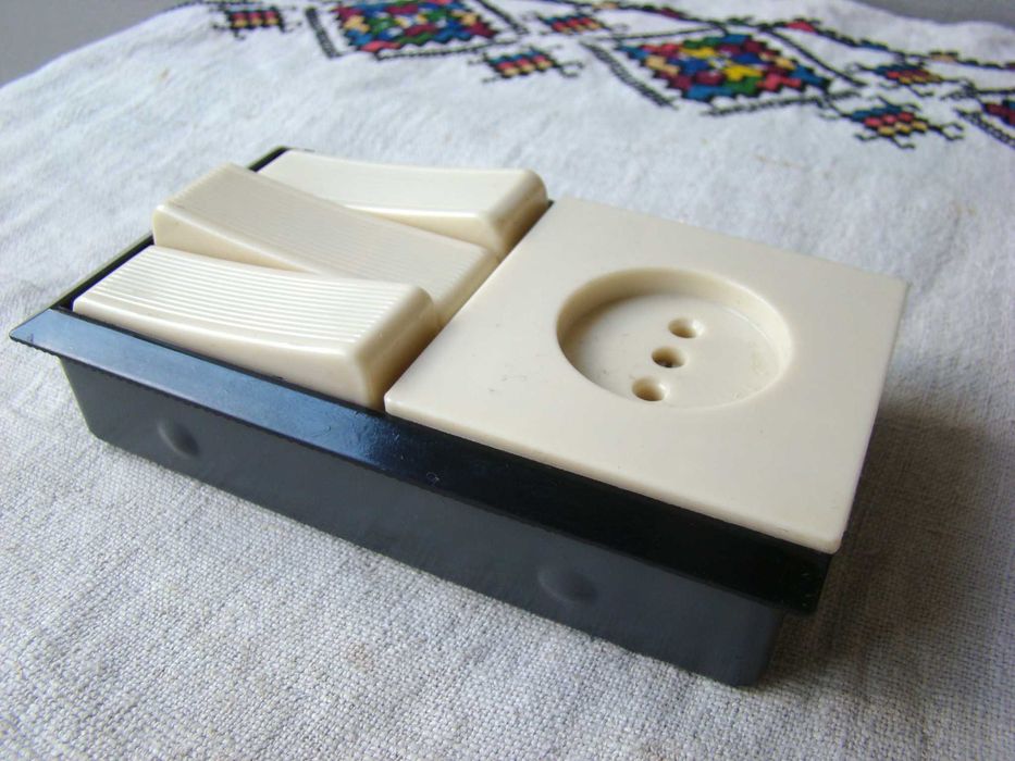 Блок вимикачів на три клавіші з розеткою новий, підрозетник часів ссср