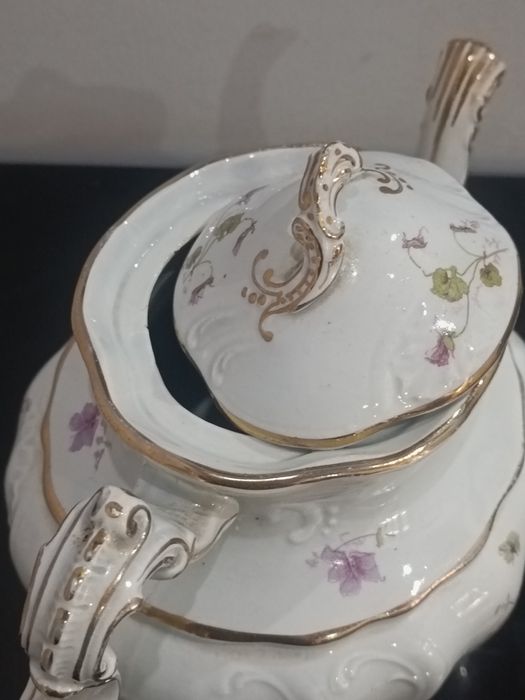 Bule decorativo de porcelana.