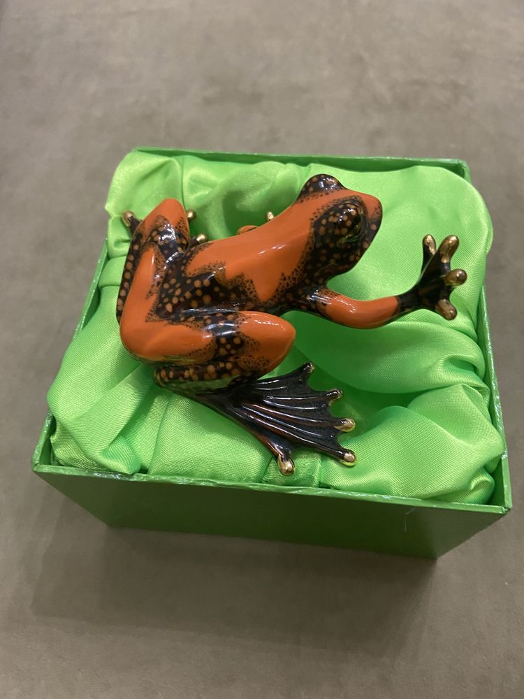 Подарок. Фарфор статуэтка древесная лягушка  из серии Rainforest frogs