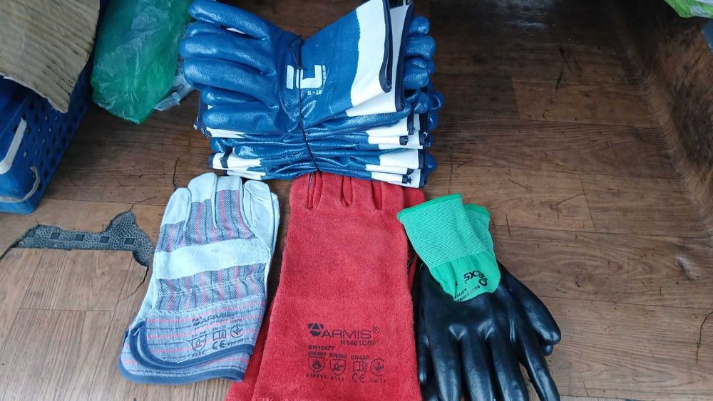 Продам новые рабочие рукавицы,цены разные