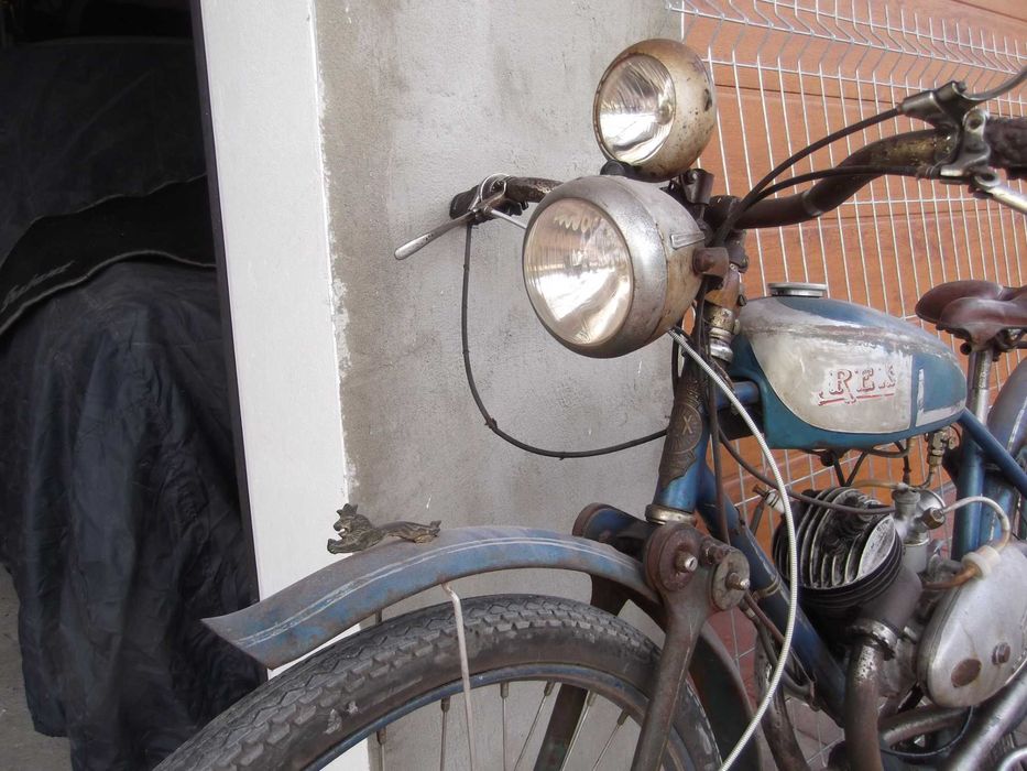Zabytkowy rower, motocykl z silnikiem Villiers 98
