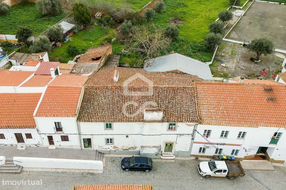 Moradia T7 com 2.640 m² de Terreno, Quintal e Campo de Jogos por Recup