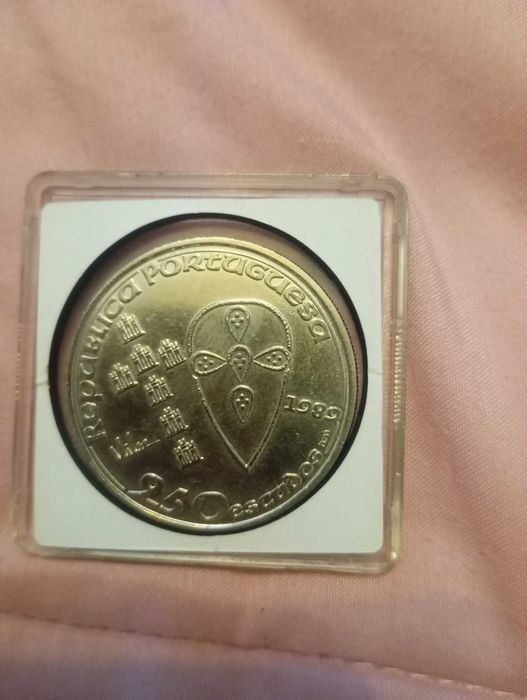 Vendo moeda Portuguesa de 250 escudos em prata.