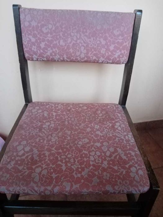 Krzesło drewniane czerwone tapicerowane PRL