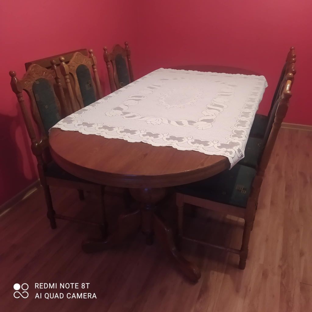 Stół drewniany i krzesła
