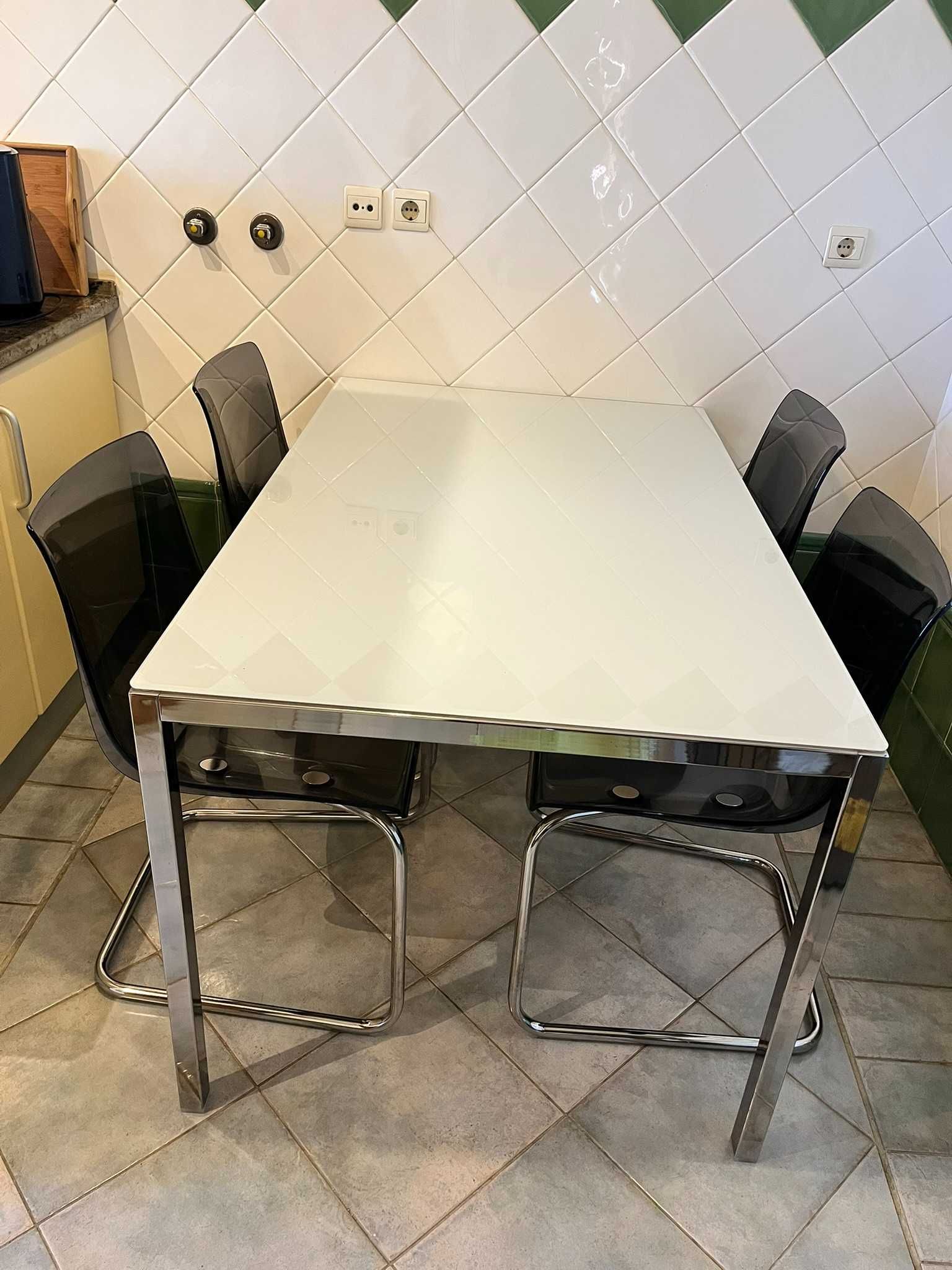 Conjunto Mesa IKEA Torsby e 4 cadeiras Tobias