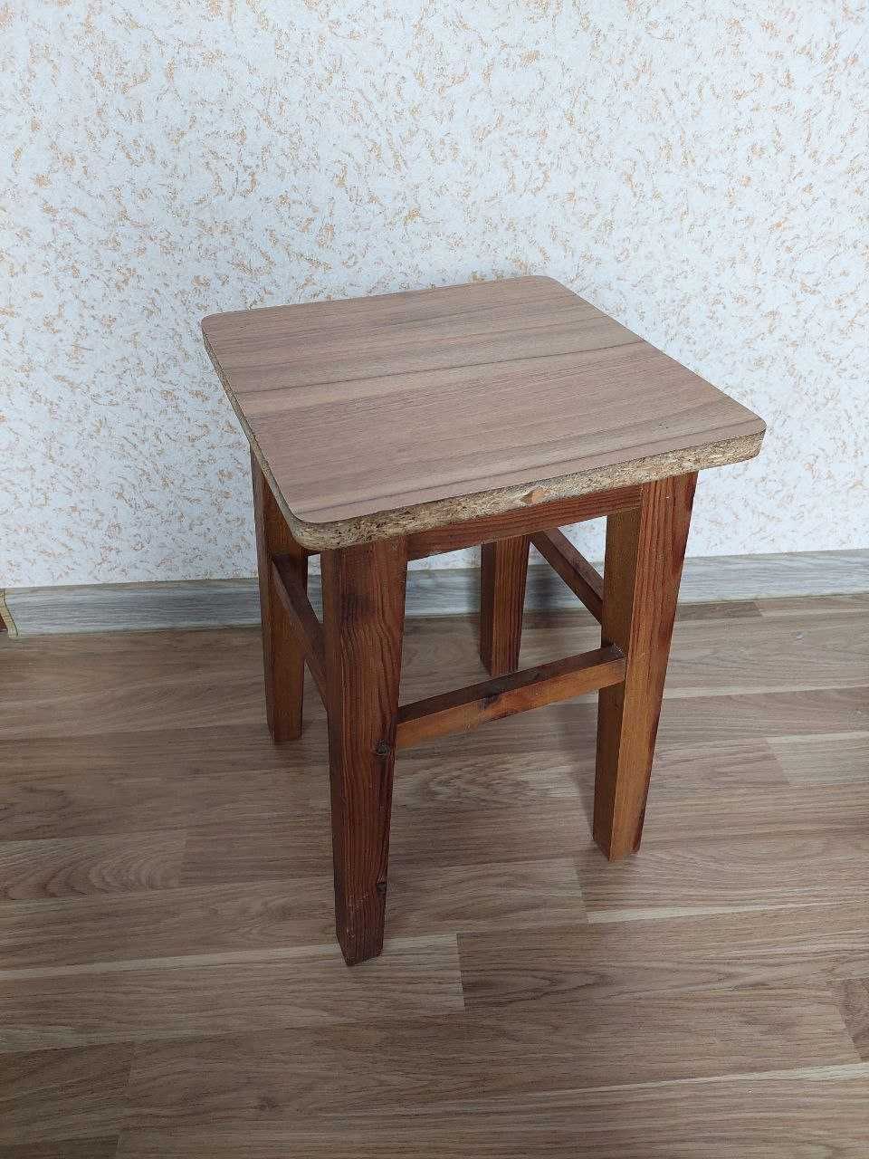 Табурет, табуретка деревянная, кухонный стул. Табуретка на кухню.