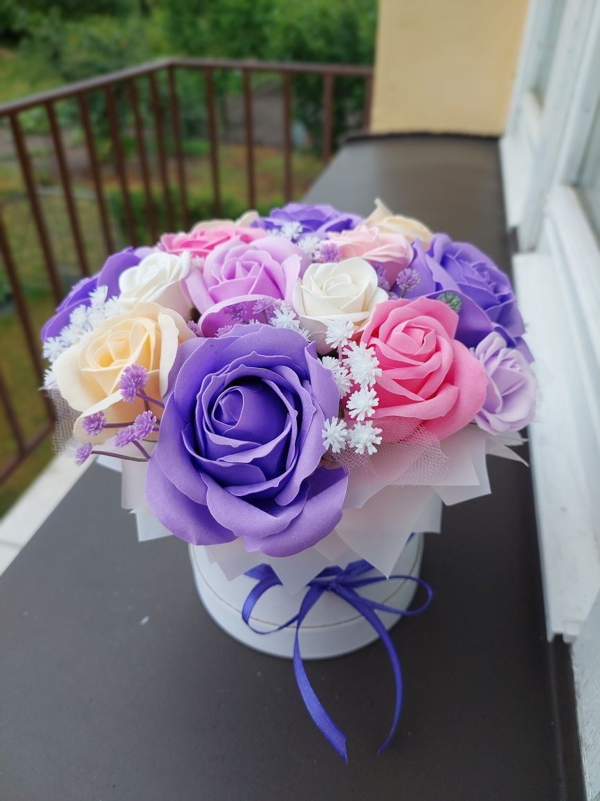 Flowerbox z pachnących różyczek mydlanych na każdą okazję