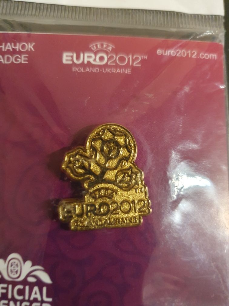 Продаю значок Евро 2012 в упаковке новый