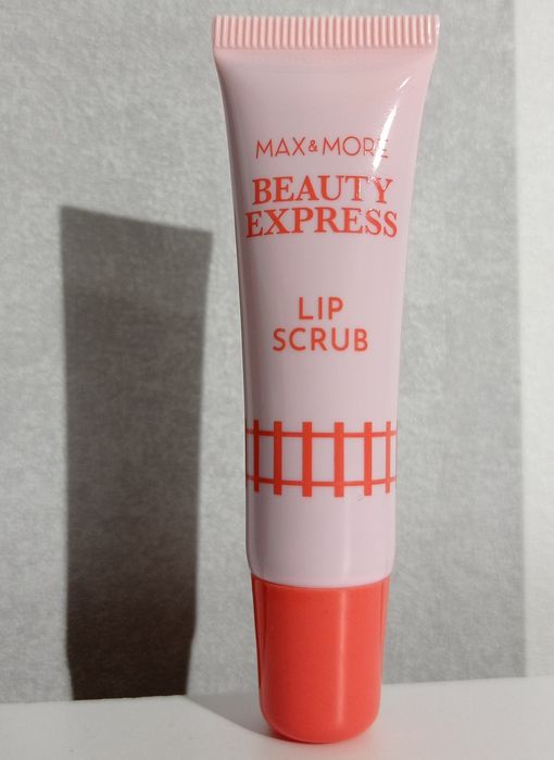 Nowy balsam z peelingiem do ust w tubce 10 ml Lip Scrub Max&More