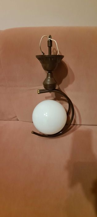 Żyrandol brązowy z kulą.