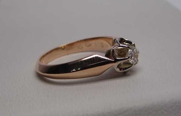 Pierścionek z brylantem 0,24 ct. Różowo białe złoto R.16