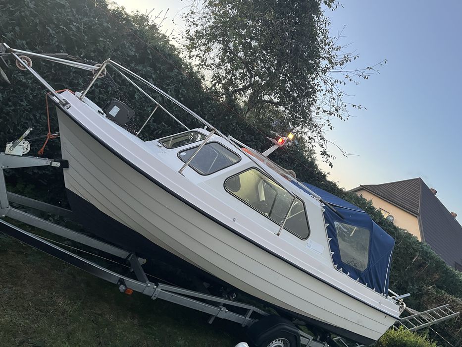 Łódź kabinowa wędkarska