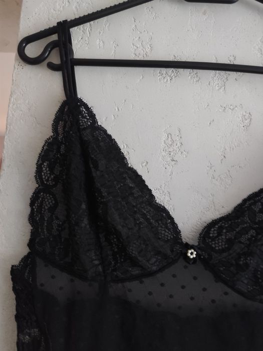 Prześwitujące body stringi siatkowo-koronkowe na regulowane ramiączka