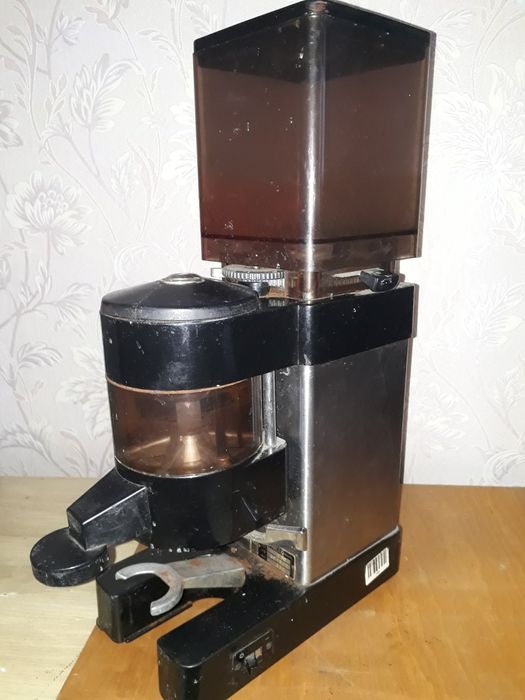Професійна двухпостова кавомошина та бункерна кавомолка