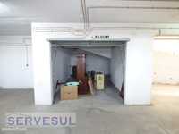 Garagem em box com uma área de 24,80 m2, localizada no ce...