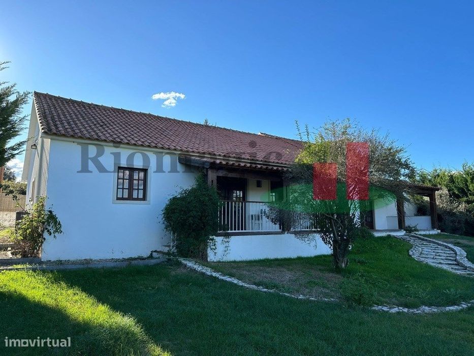 Quintinha / Moradia V4 com Piscina e Jardim, disponível para venda ...