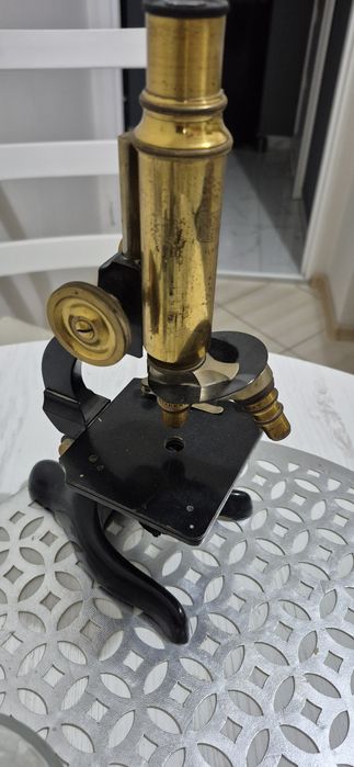 Jak widać na zdjęciu Mikroskop na sprzedaż bez akcesoriów.