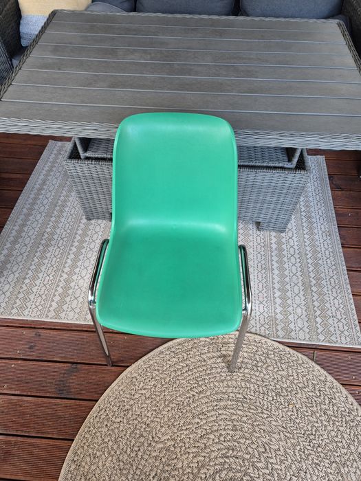 Krzesło plastikowe w kolorze zielonym