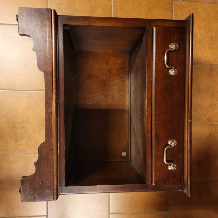 Mała komoda w stylu kolonialnym