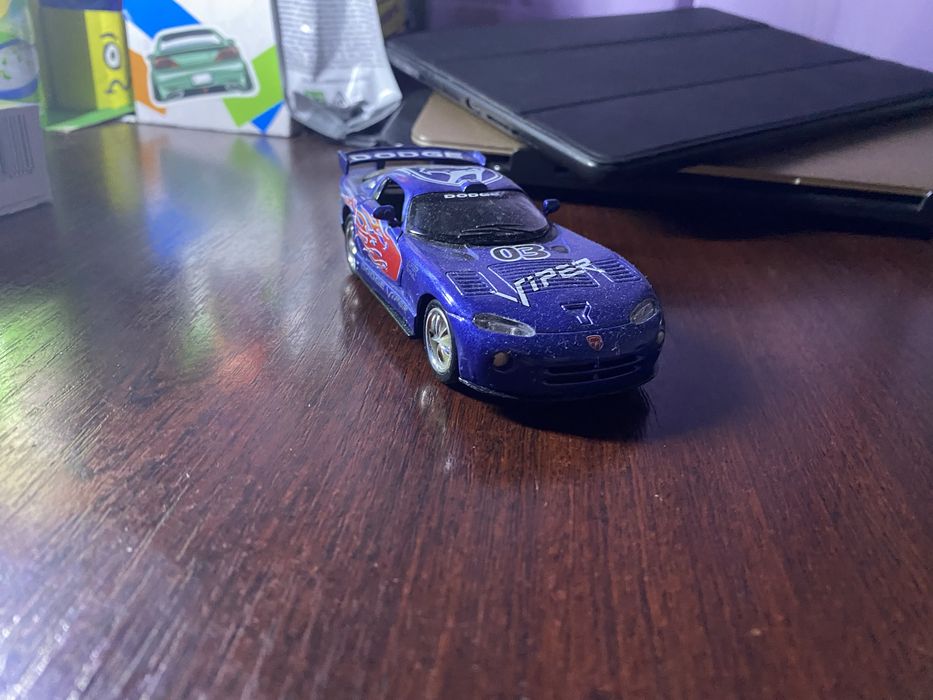 Игрушечная машинка