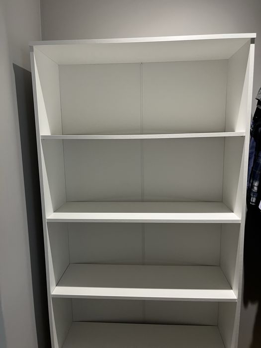 Regał z pólkami oraz z dwiema szufladami