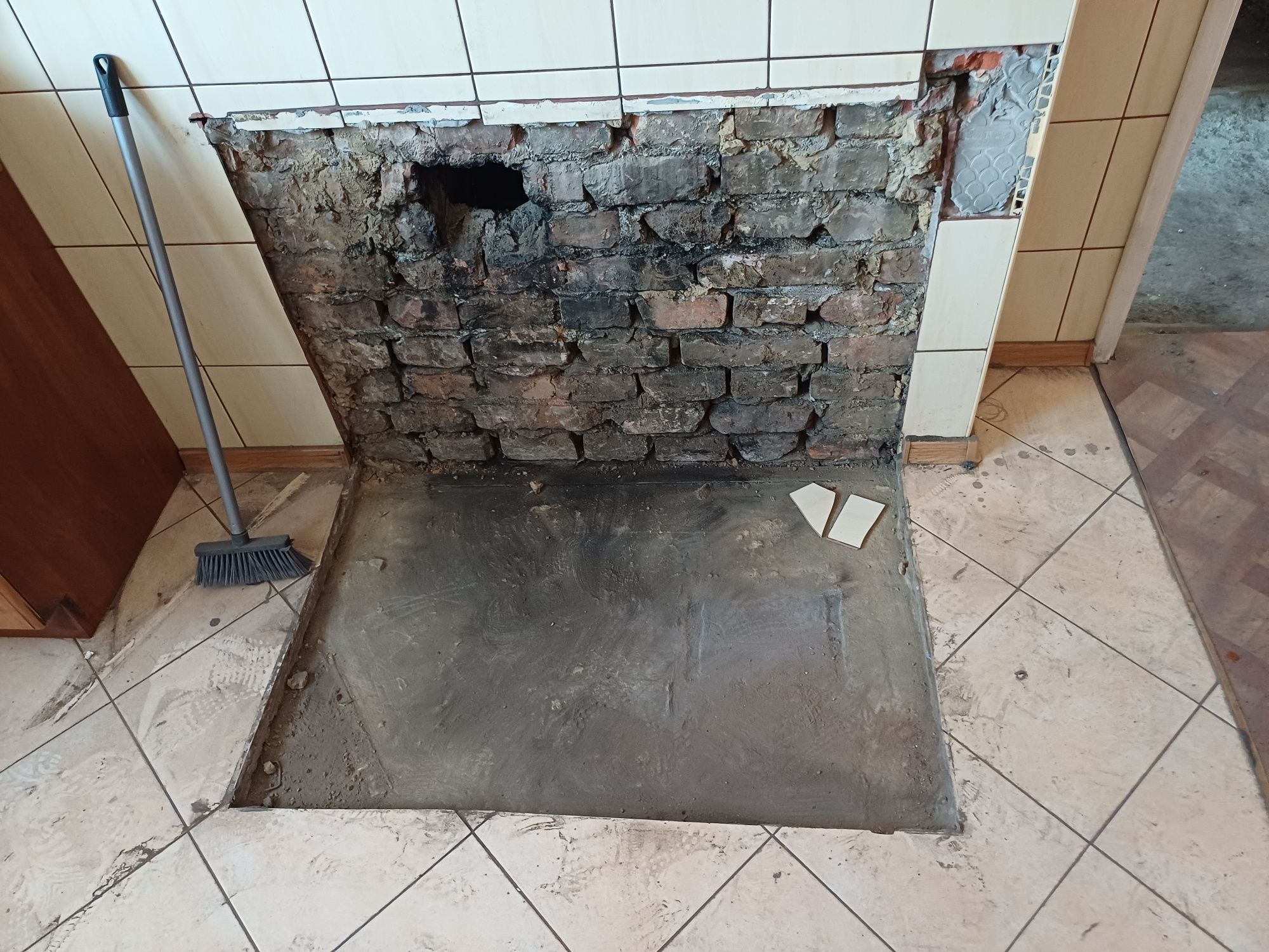 Piec kaflowy.  Demontaż.