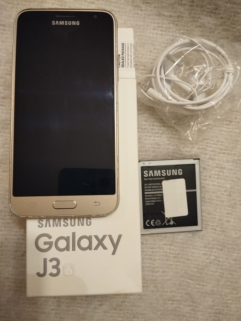 Złoty smartfon Samsung Galaxy J3, 8 GB Memory