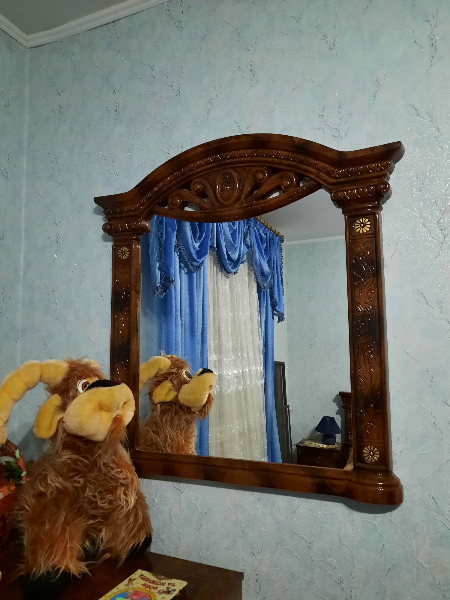 Спальня ліжко шафа комод тумбочка дзеркало