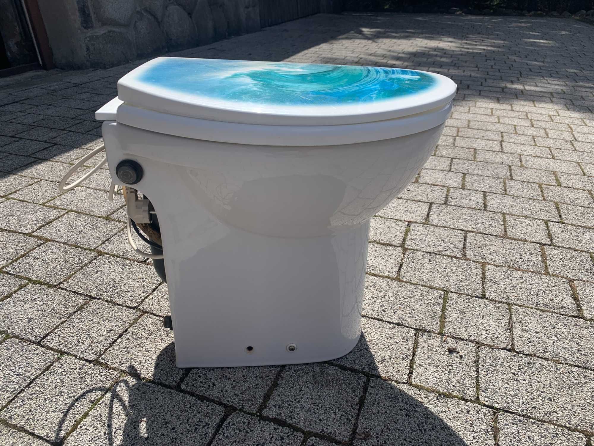 WC z wbudowanym rozdrabniaczem i pampą