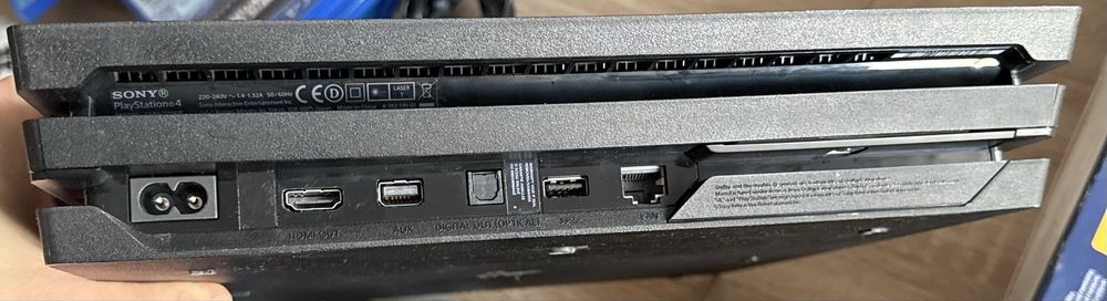 Konsola Ps4 Pro 1TB z napędem 7216B PlayStation 4 Gry Pady VR Fortnite