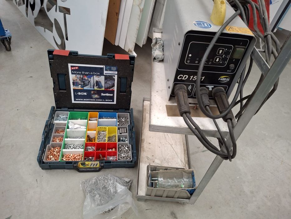 Maquina de cravar pernes