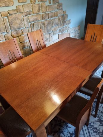 Rozkładany drewniany stół z 6 krzesłami