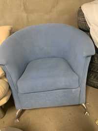 Niebieski fotel na nóżkach