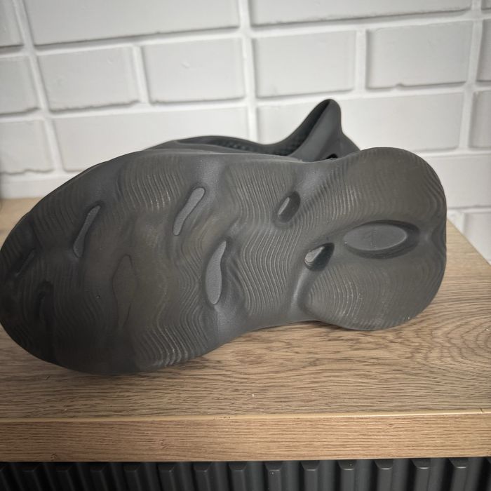 Тапочки чоловічі Adidas Yeezy Foam Runner Carbon Black