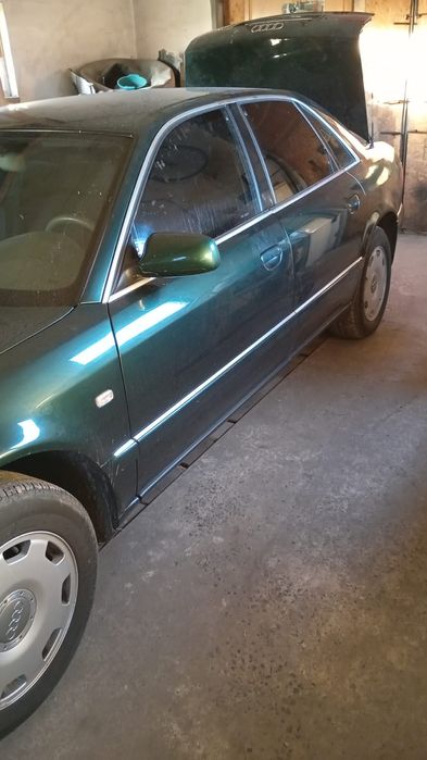 Продам ауді А 8 .