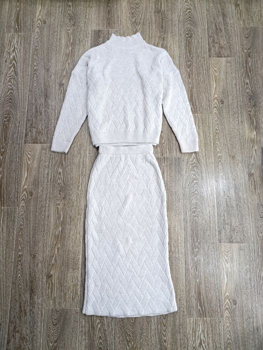 В'язаний остюм з юбкою молочно кольору,М/Л
Плотна,фактурна в'язка.Га