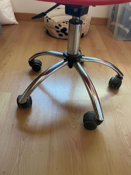 Cadeira de escritório vermelha