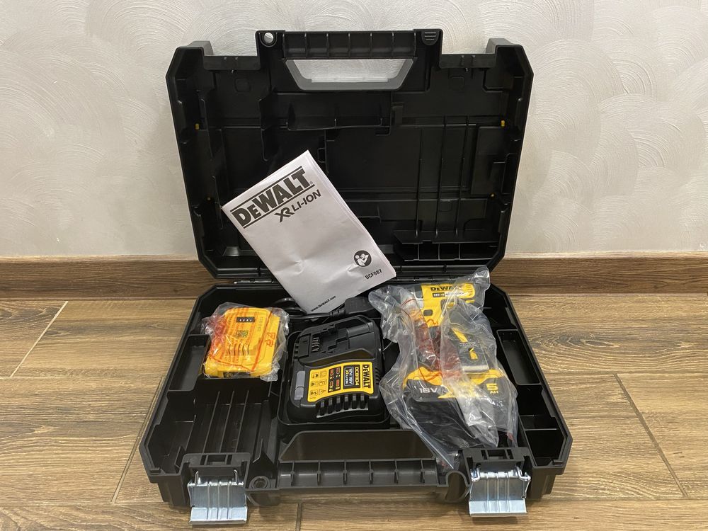 Імпакт DeWalt DCF887