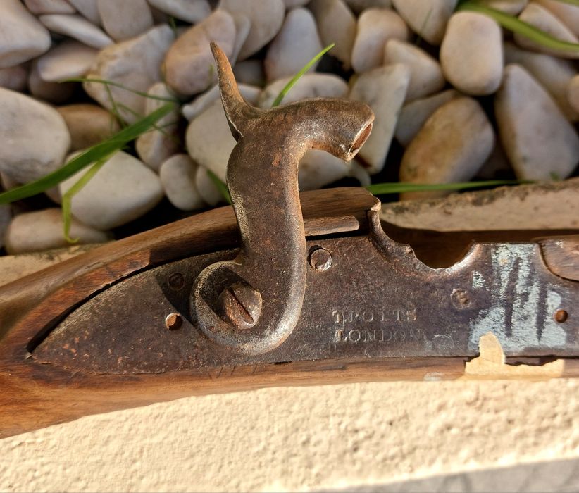 Espingarda antiga para decoração ou peças.